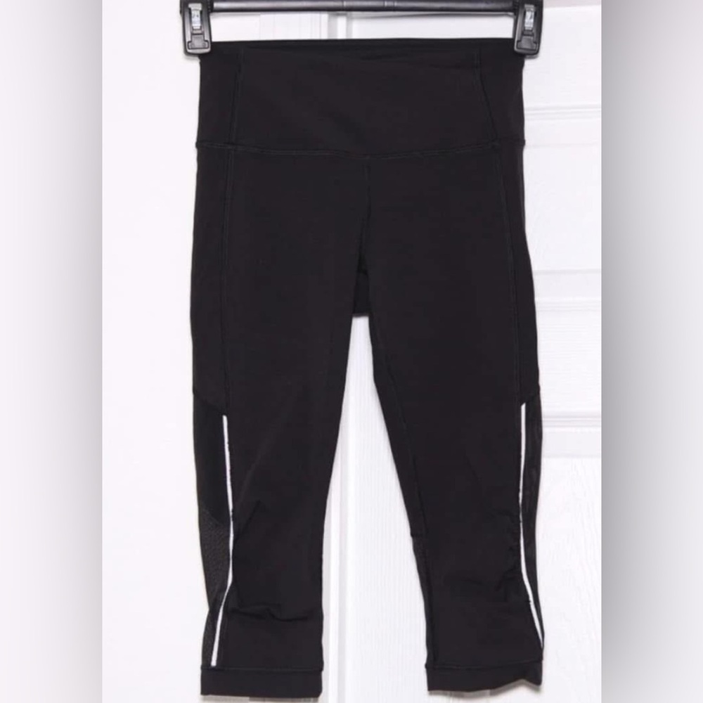 Lululemon Clam Digger high rise cropped
Has partial mesh on back of calf
Size 6
